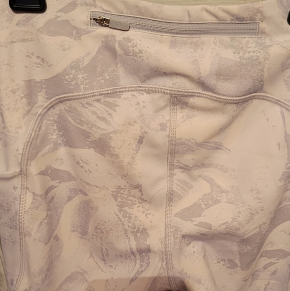 Lululemon - Picture 3 of 5